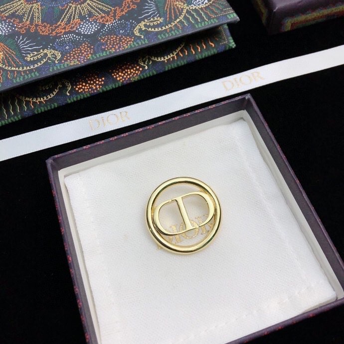 chr1st1an D10r brooches